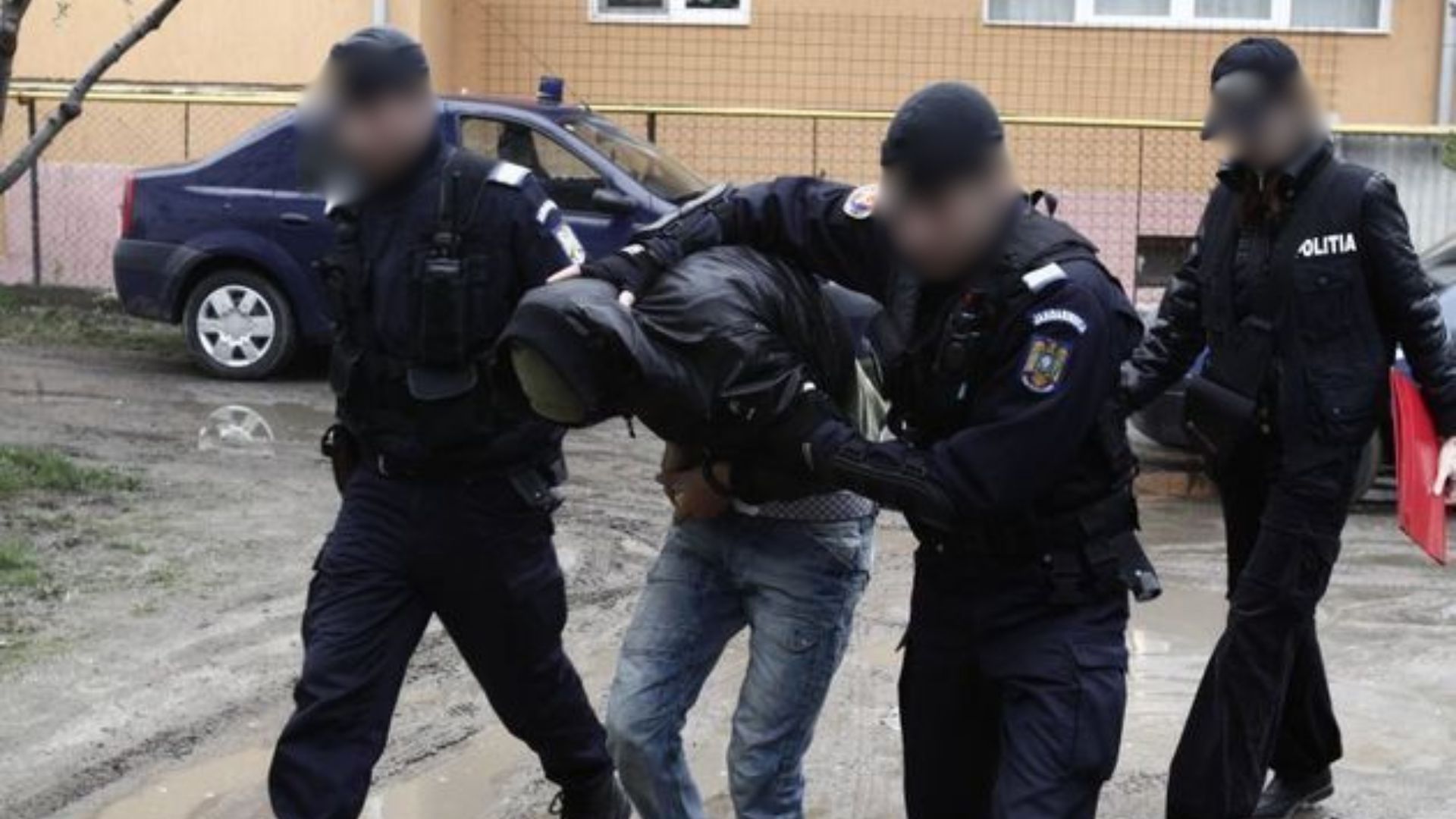 Tragedie evitată la limită: Un preot de 76 de ani, înjunghiat repetat în gât de un tânăr care susține că a primit un „mesaj de la Dumnezeu”