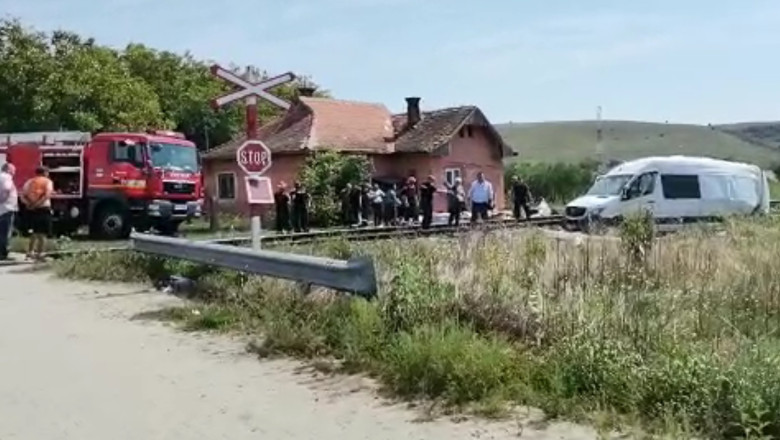 Tragedie pe calea ferată în Cluj: Microbuz lovit de tren după ce șoferul stătea pe telefon: Doi oameni au murit, dintre care o minoră: Ce pedeapsă a primit