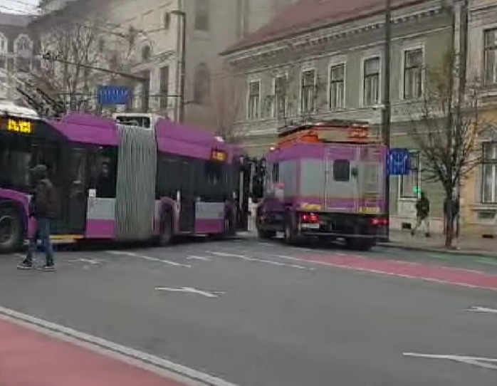 Troleibuz implicat într-un accident cu o autoutilitară în Piața Avram Iancu din Cluj, în urmă cu puțin timp: 30 de persoane evacuate. Un pasager rănit!