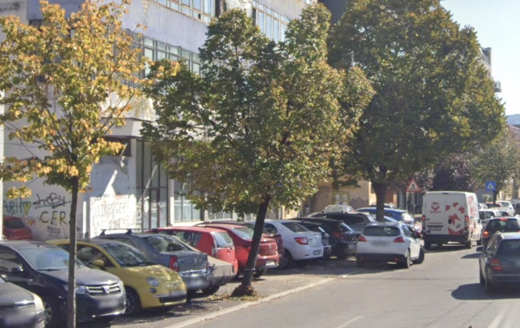 Trotuar sau parcare? Clujenii sunt furioși pe situația de pe o stradă din Cluj-Napoca: Mașinile au blocat complet trotuarele, pietonii nu mai au loc
