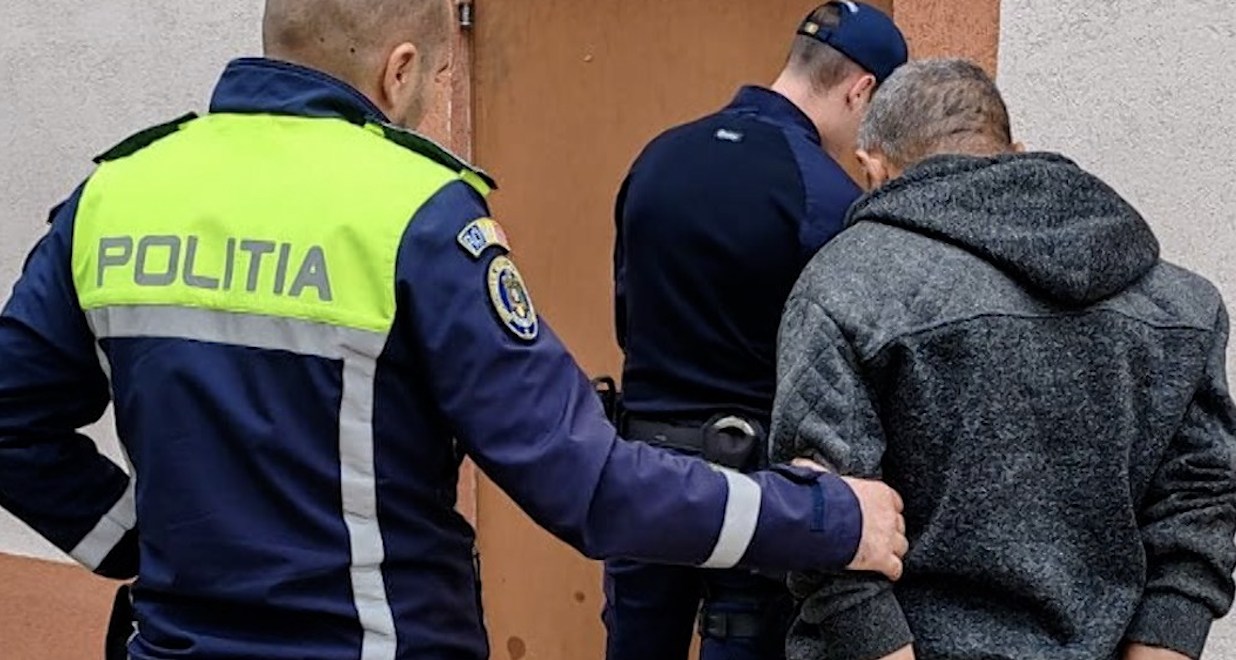 Un bărbat a bătut un angajat al primăriei și a luat și furca la el! Funcționarul venise să-i zică că nu și-a făcut orele de muncă în folosul comunității
