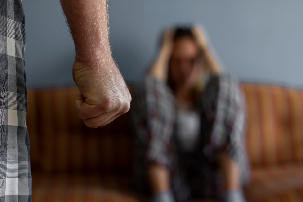 Un bărbat din Cluj și-a terorizat soția în casă, beat criță: Femeia a sunat disperată la 112, bărbatul a ajuns în reținere și cu ordin de protecție