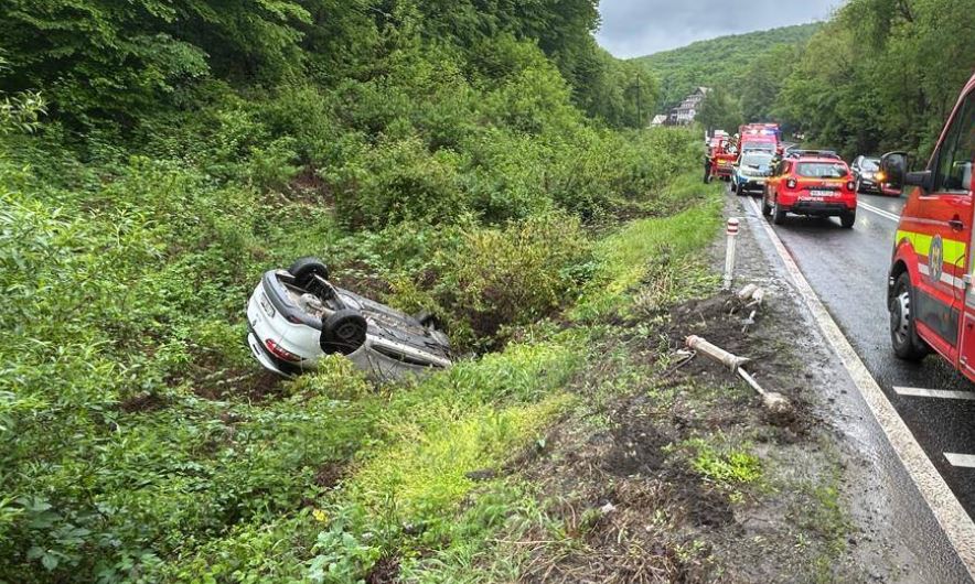 Un clujean de 25 de ani s-a răsturnat cu mașina în șanț. Doi tineri au fost transportați la urgență FOTO