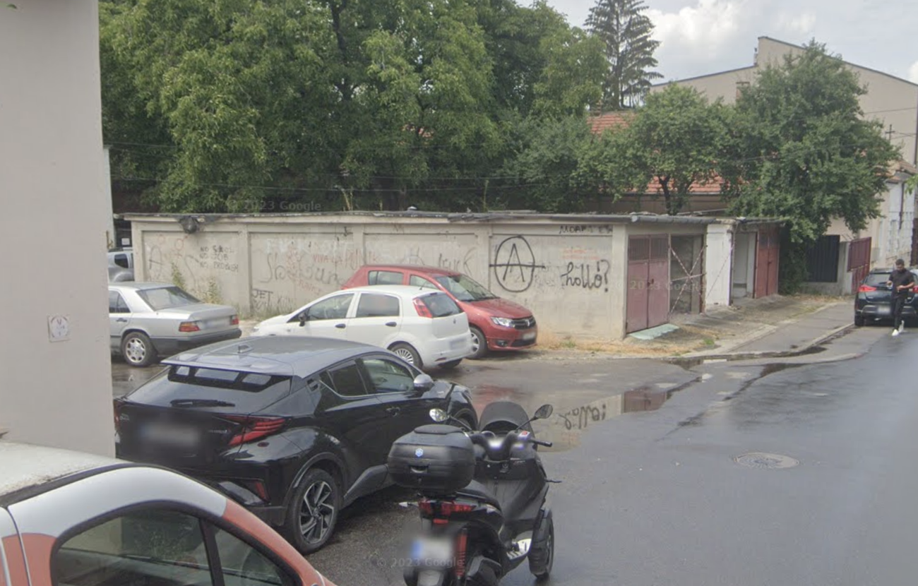 Un indicator a căzut în furtună acum un an și nimeni nu l-a mai montat: Intersecție periculoasă în Cluj, cu șoferi trimiși pe contrasens zilnic