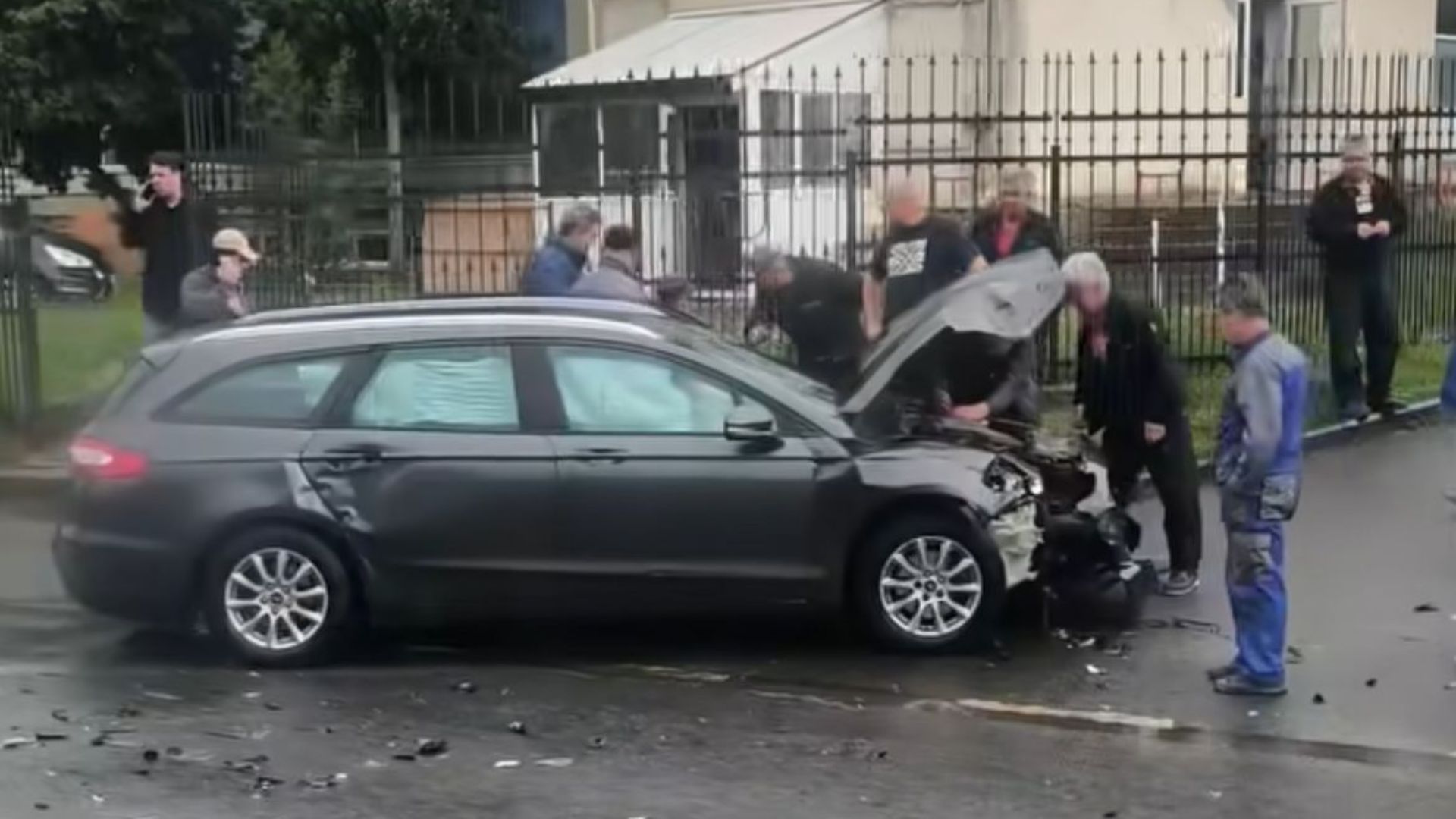 VIDEO. Accident în această dimineață pe Bulevardul Muncii din Cluj! O femeie a fost dusă la spital după impactul dintre o mașină și o dubă