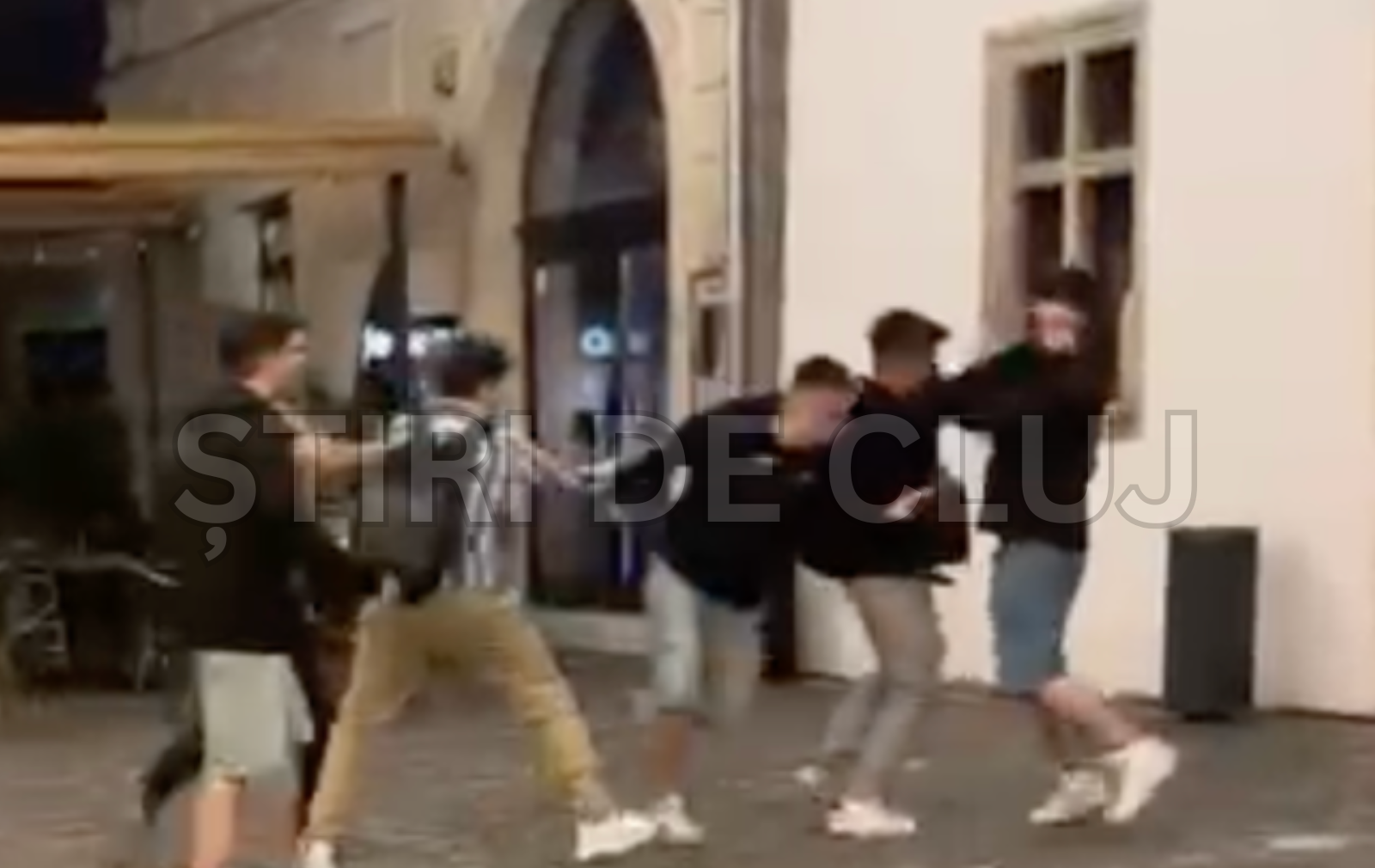 VIDEO. Altercație violentă în centrul Clujului în toiul nopții! Mai mulți tineri s-au luat la bătaie în Piața Muzeului:„După ce i-am despărțit s-au întors”