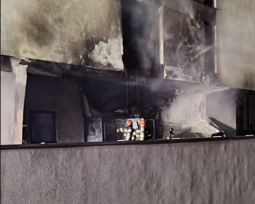 VIDEO. Arde fațada unui bloc din Cluj-Napoca: Focul a pornit de la ghena de gunoi. Locatarii, evacuați! Pompierii intervin chiar acum