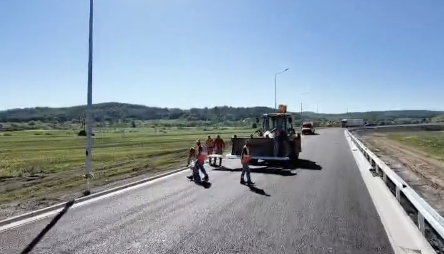 VIDEO. Autostrada Transilvania e aproape gata pe un sector de 12 km! 100 de muncitori dau ultima mână – stadiul a ajuns la 98%