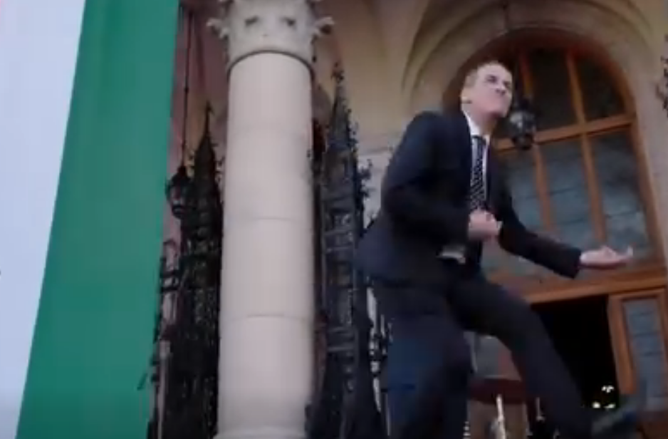 VIDEO. Cât de tare e noul ministru al Sănătații din Ungaria: Zsolt Hegedus a „rupt” scena în fața Parlamentului cu un dans, la inaugurarea Guvernului