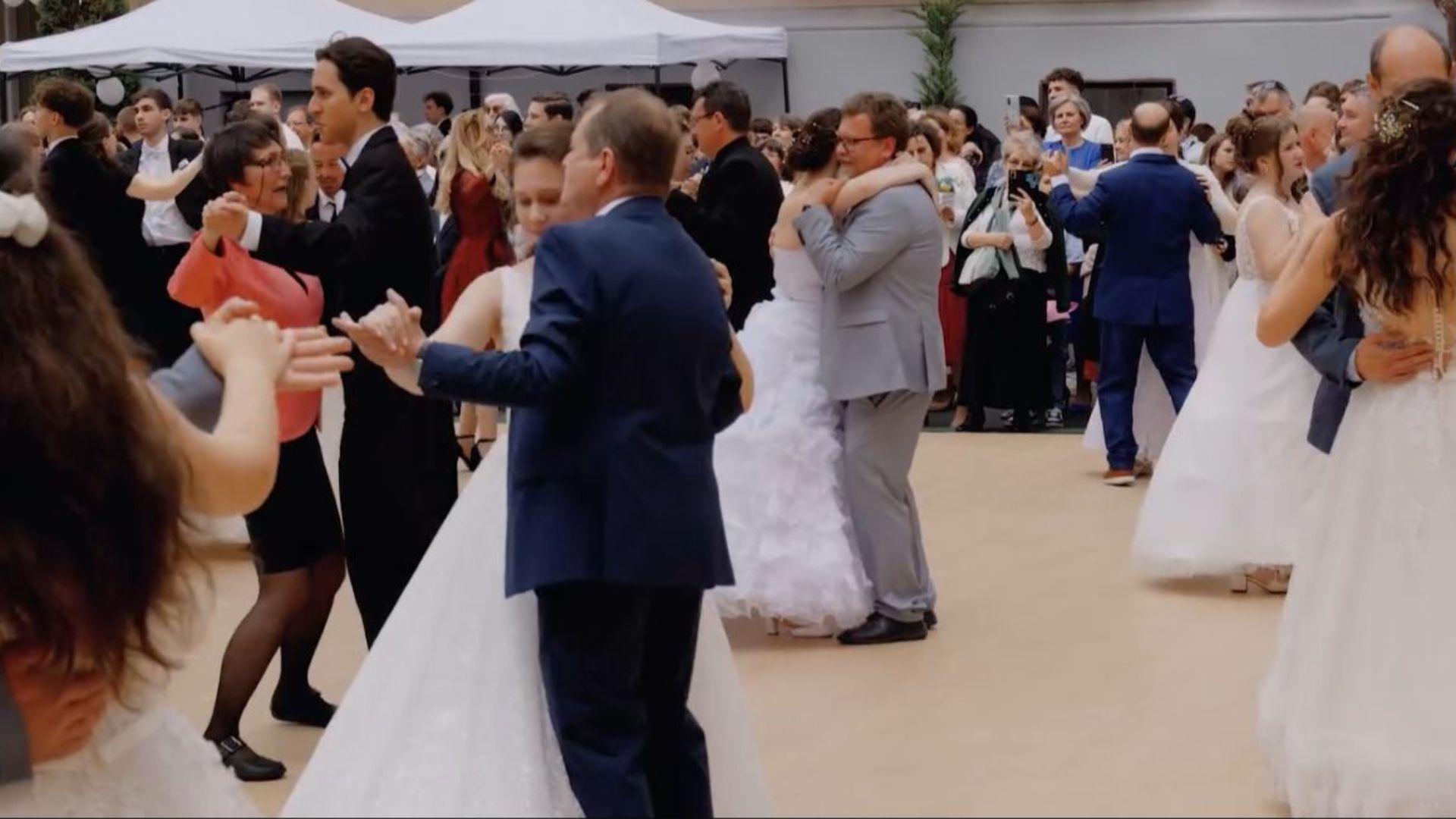 VIDEO. Ce moment pentru parinții elevilor de la Janos Zsigmond: Cu lacrimi în ochi, au fost invitați la dans de copiii lor, proaspăt absolvenți