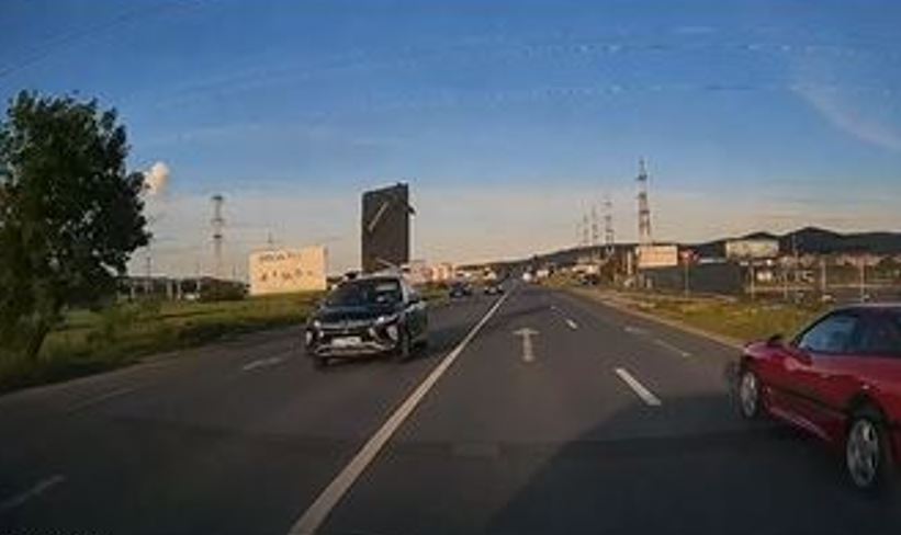 VIDEO Cluj. Cum să NU transporți ceva pe mașină. I-a zburat cu tot cu barele de susținere spre mașinile din spate