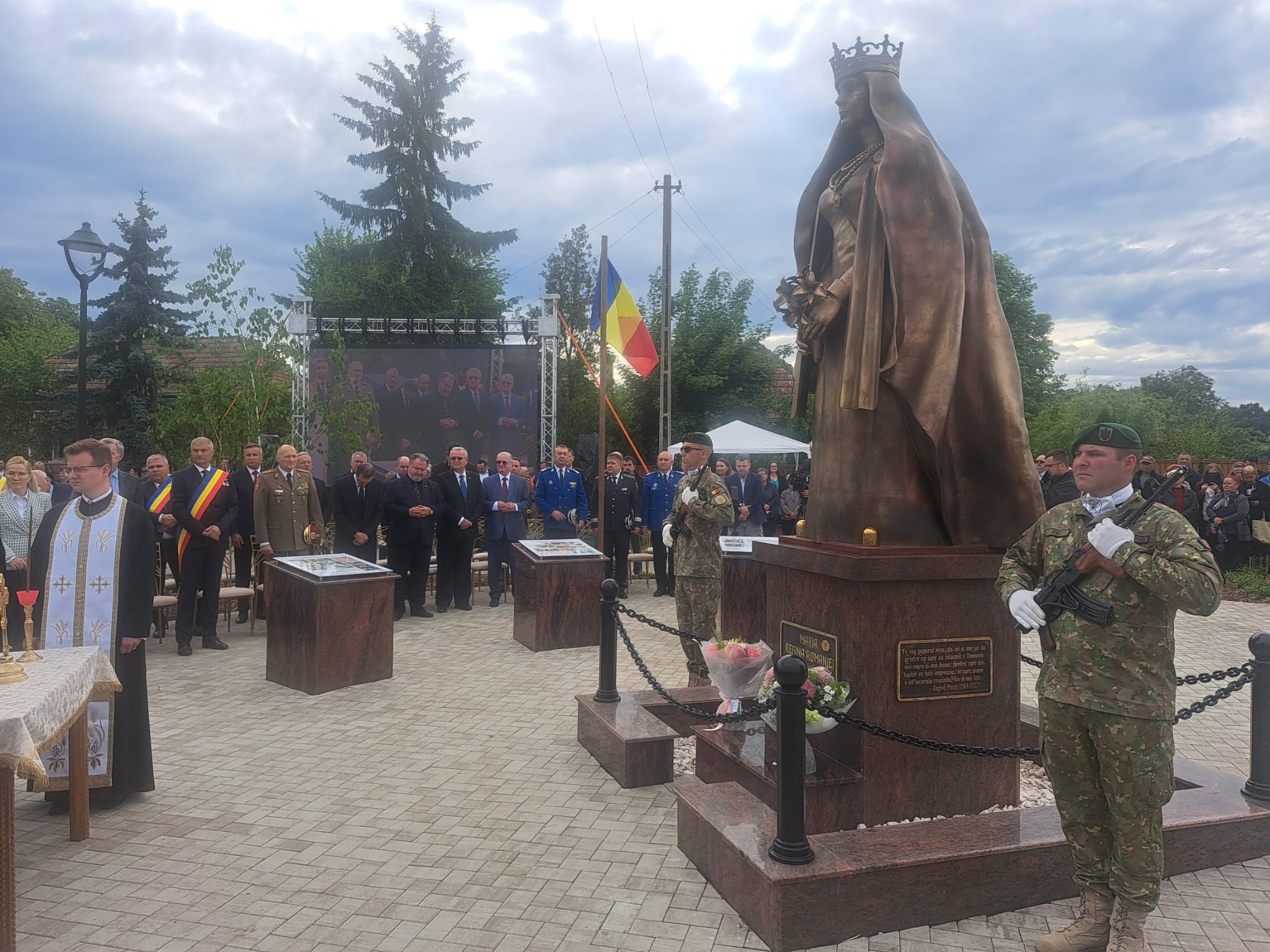 VIDEO. Comuna Jucu a intrat în istorie! Familia Regală, Academia Română și Armata, față în față la inaugurarea statuii Reginei Maria
