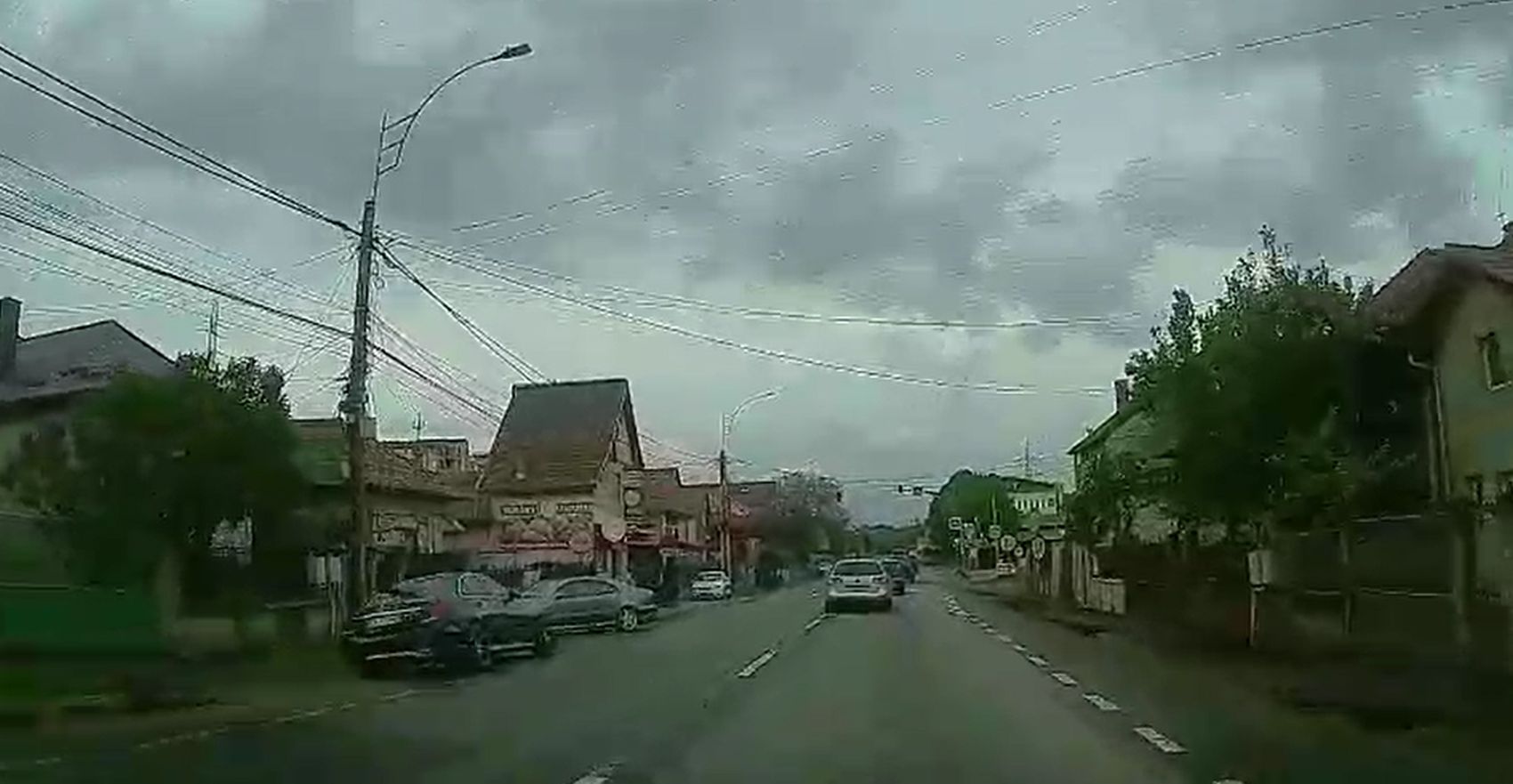 VIDEO. Depășire de coșmar în trafic, lângă Cluj-Napoca. Un șofer a ignorat trecerea de pietoni și linia continuă ca în „Fast and Furious”