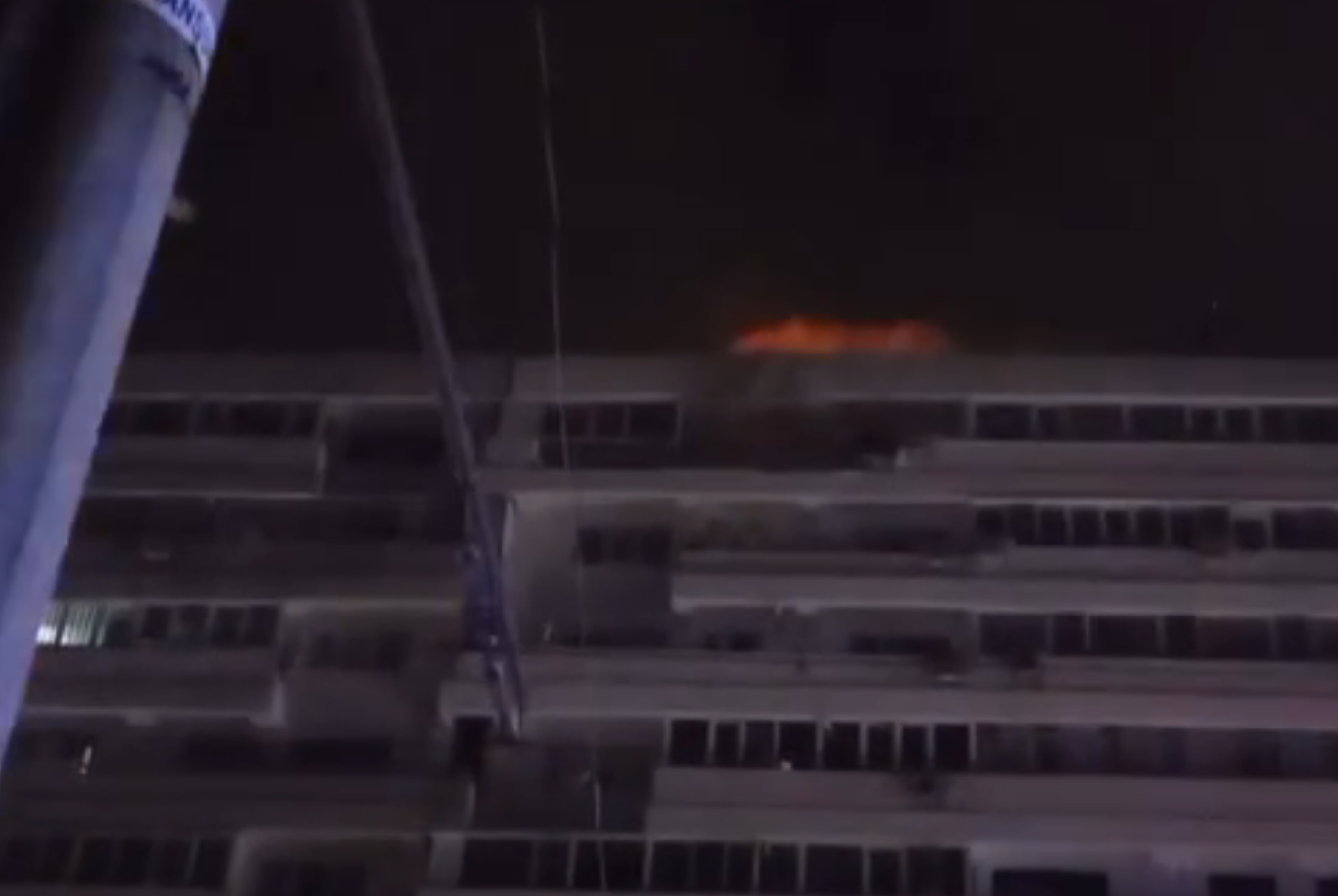 VIDEO. Dronă militară prăbușită azi-noapte peste un bloc din Galați. Explozie puternică, urmată de incendiu. Zeci de persoane evacuate, doi răniți