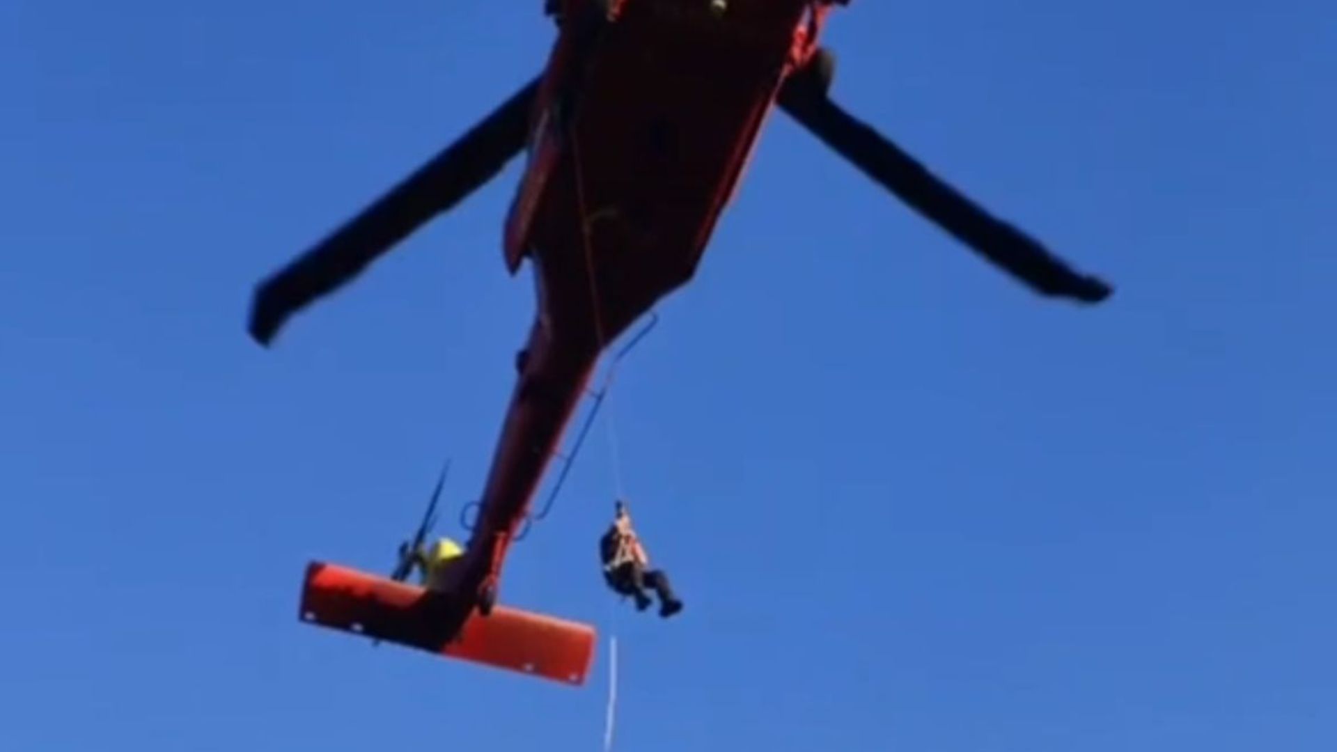 VIDEO. Exercițiu spectaculos în Munții Clujului! Salvamont, ISU și aviația MAI au simulat intervenții extreme cu elicopter Black Hawk
