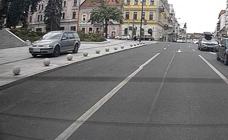 VIDEO. Gest incredibil în centrul Clujului. Un șofer a urcat pe trotuar și a continuat drumul printre pietoni
