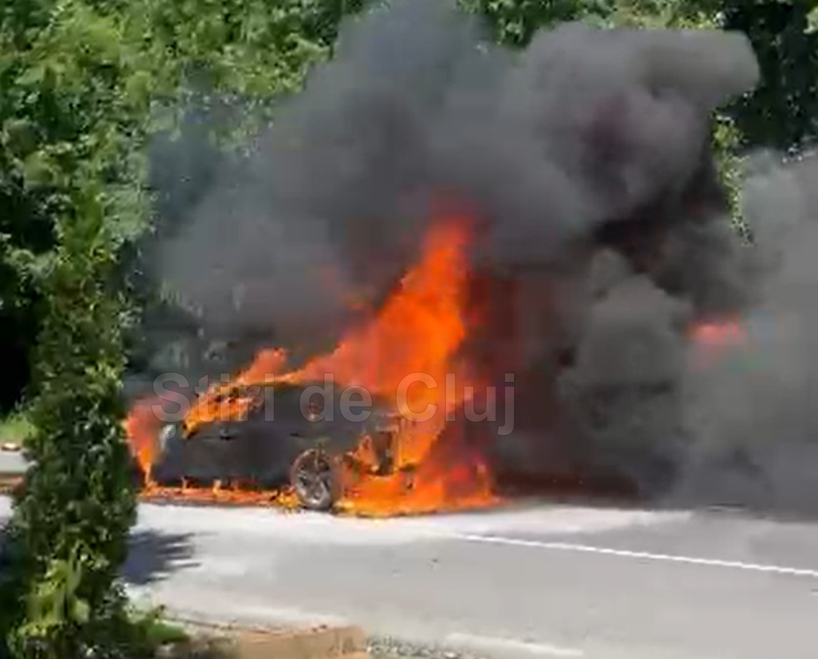 VIDEO. Imagini impresionante cu mașina care a luat foc pe drumul Sfântul Ioan din Cluj-Napoca. Trecătorii au încercat zadarnic să stingă flăcările