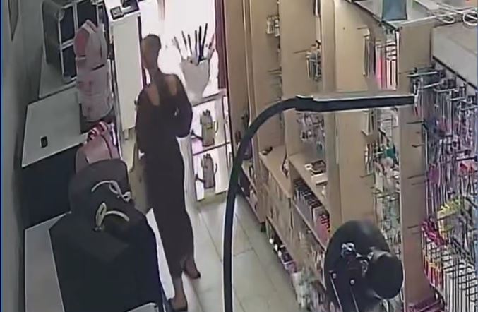 VIDEO. La Cluj și femeile elegante pot fura fără rețineri?! Ce a sustras o tânără dintr-un magazin: A fost filmată de camerele de supraveghere!