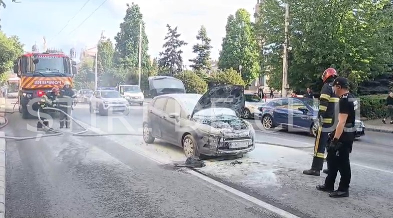 VIDEO. Mașină cuprinsă de flăcări în centrul Clujului! Trecătorii și polițiștii locali au sărit să o stingă. Au intervenit și pompierii
