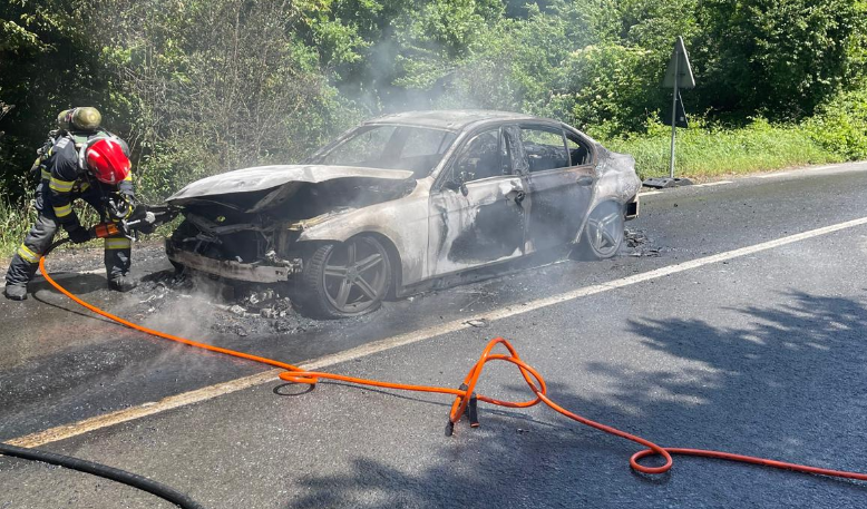 VIDEO. Mașină făcută scrum la Cluj! Un incendiu violent a cuprins autoturismul în doar câteva minute