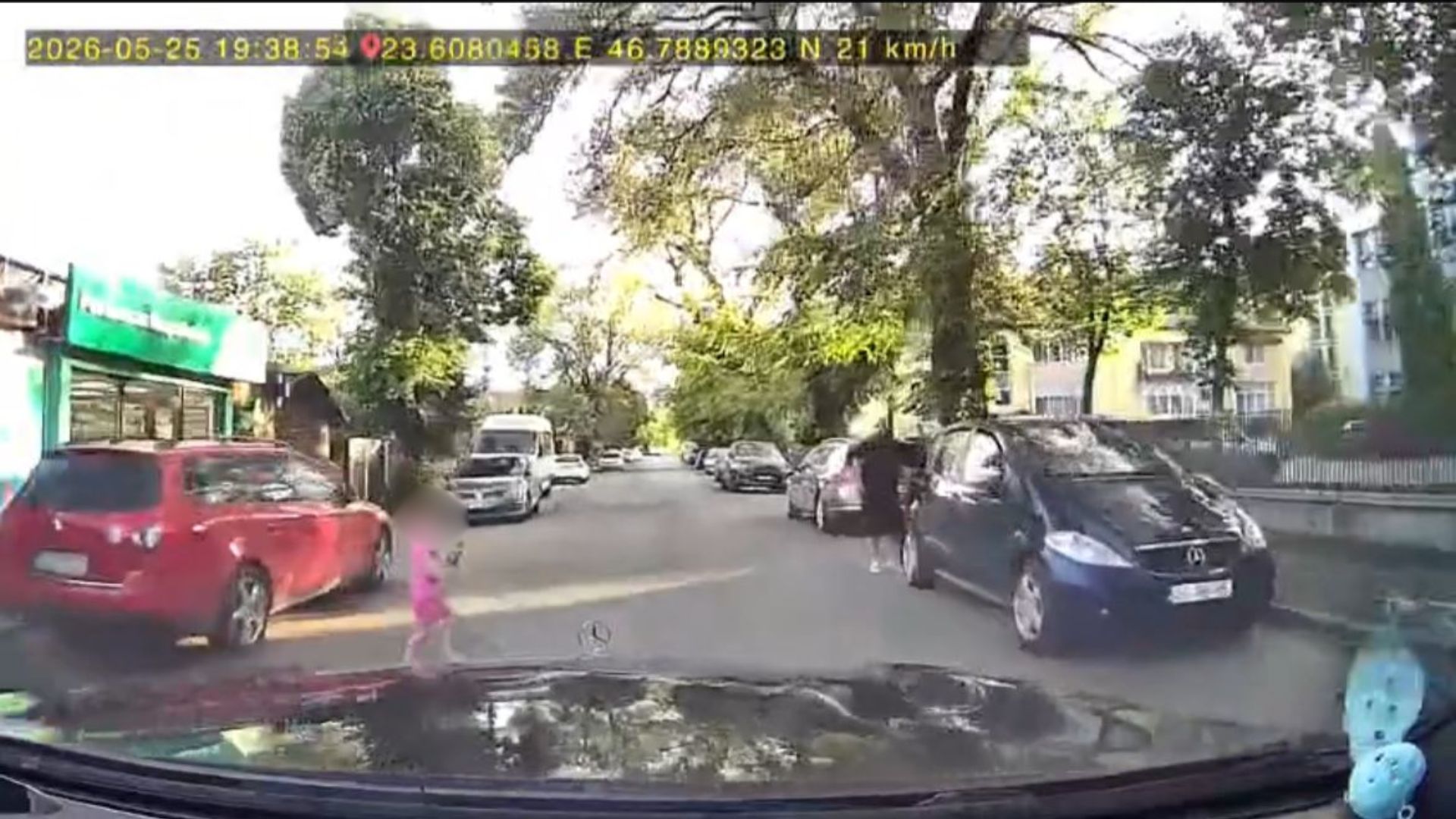 VIDEO. Moment șocant surprins în Cluj-Napoca: Un șofer a evitat la limită să ia în plin o fetiță care a apărut de nicăieri în fața lui