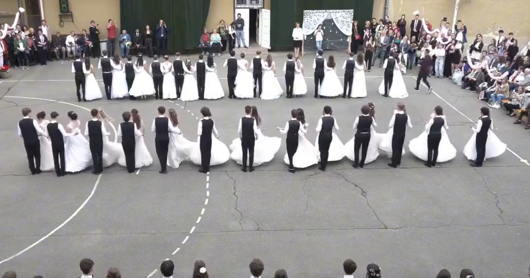 VIDEO. Moment superb la Liceul Báthory István din Cluj: Pe ritmuri de vals vienez, elevii clujeni au demostrat la Balul Panglicii că eleganța n-a murit