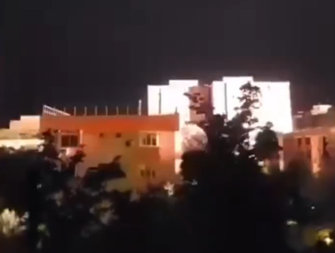 VIDEO. Momentul în care o dronă militară încărcată cu exploziv a căzut azi-noapte pe un bloc din Galați: „A fost ca un cutremur”/ Două persoane rănite