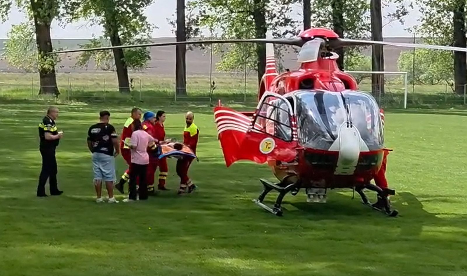 VIDEO. Nu mai sunt în siguranță copiii noștri? Un elev de 12 ani a fost înjunghiat de cinci ori de un coleg. A fost chemat elicopterul SMURD