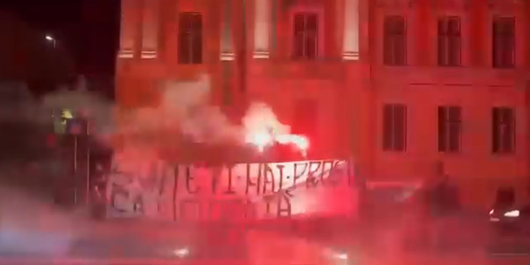 VIDEO. Peluza Vișinie a vizitat Primăria Cluj-Napoca după Craiova - U Cluj 5-0: „Sunteți mai proști ca niciodată” / Replica Șepcilor Roșii