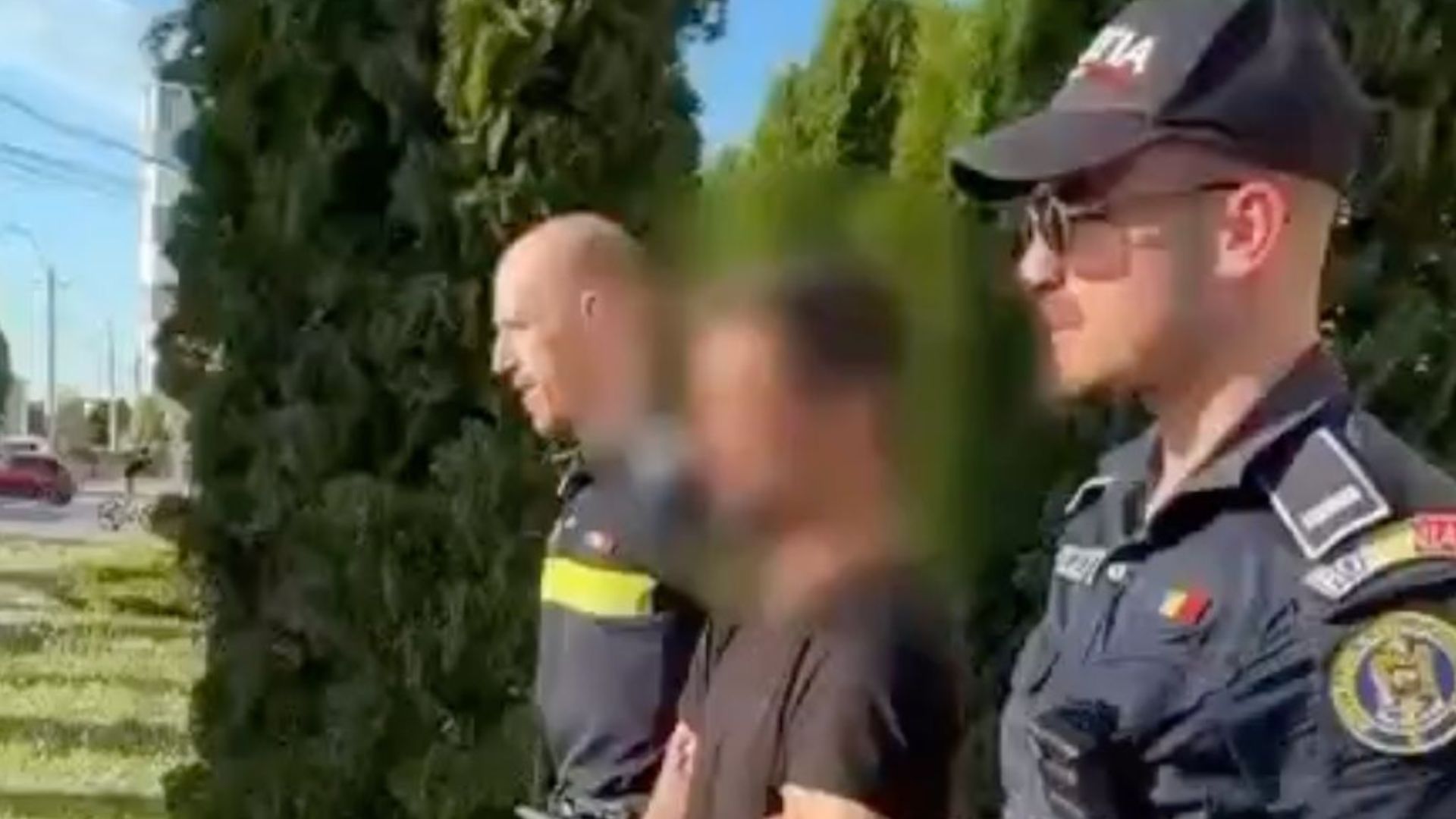 VIDEO. Prins după ce încerca să scape: Un bărbat condamnat pentru furt și condus fără permis, prins de polițiștii clujeni și dus direct la închisoare