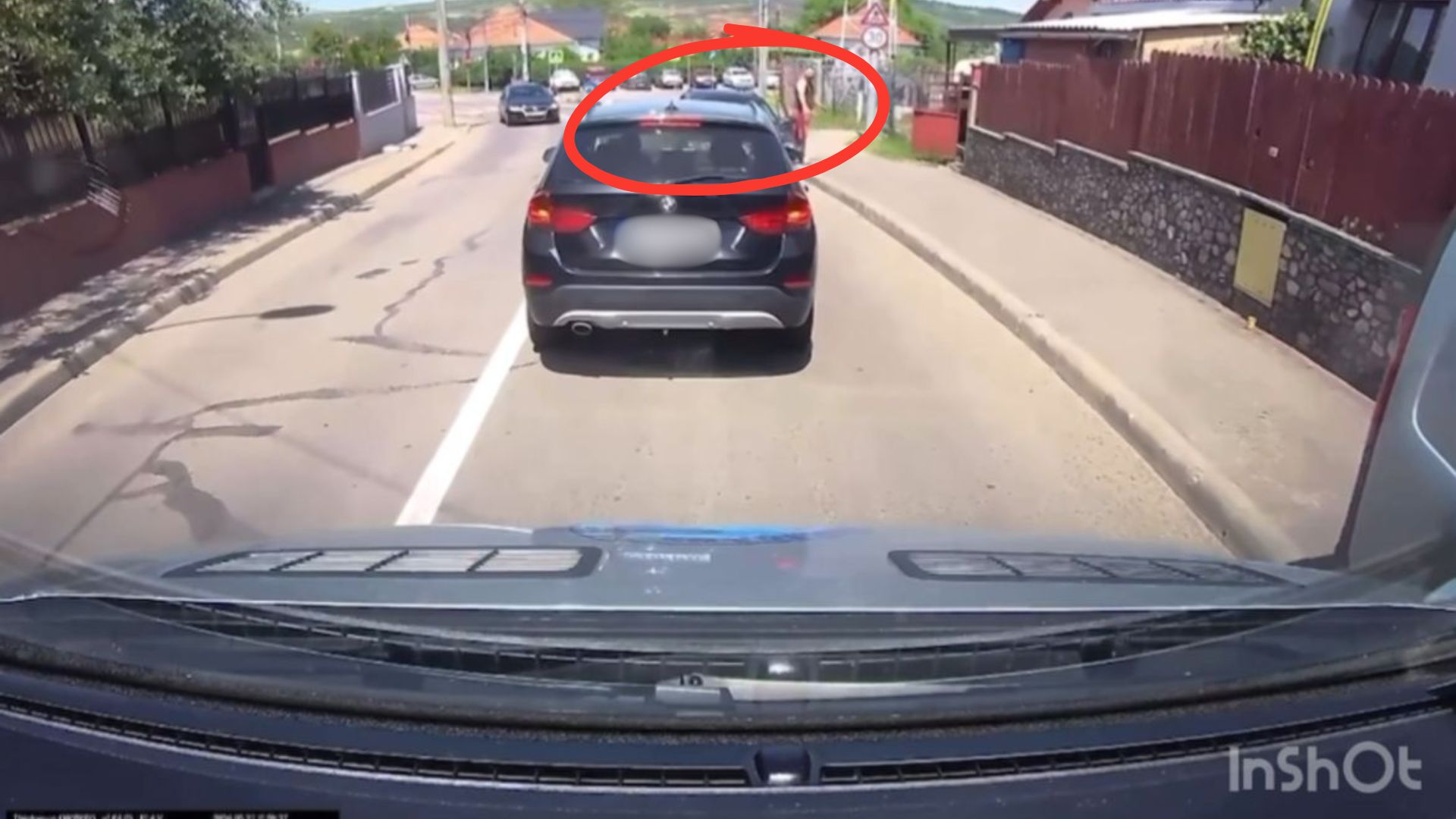 VIDEO. Scene incredibile surprinse în trafic la Cluj! Un șofer de Passat a blocat drumul ca să coboare liniștit acasă: „N-are el nicio treabă!”