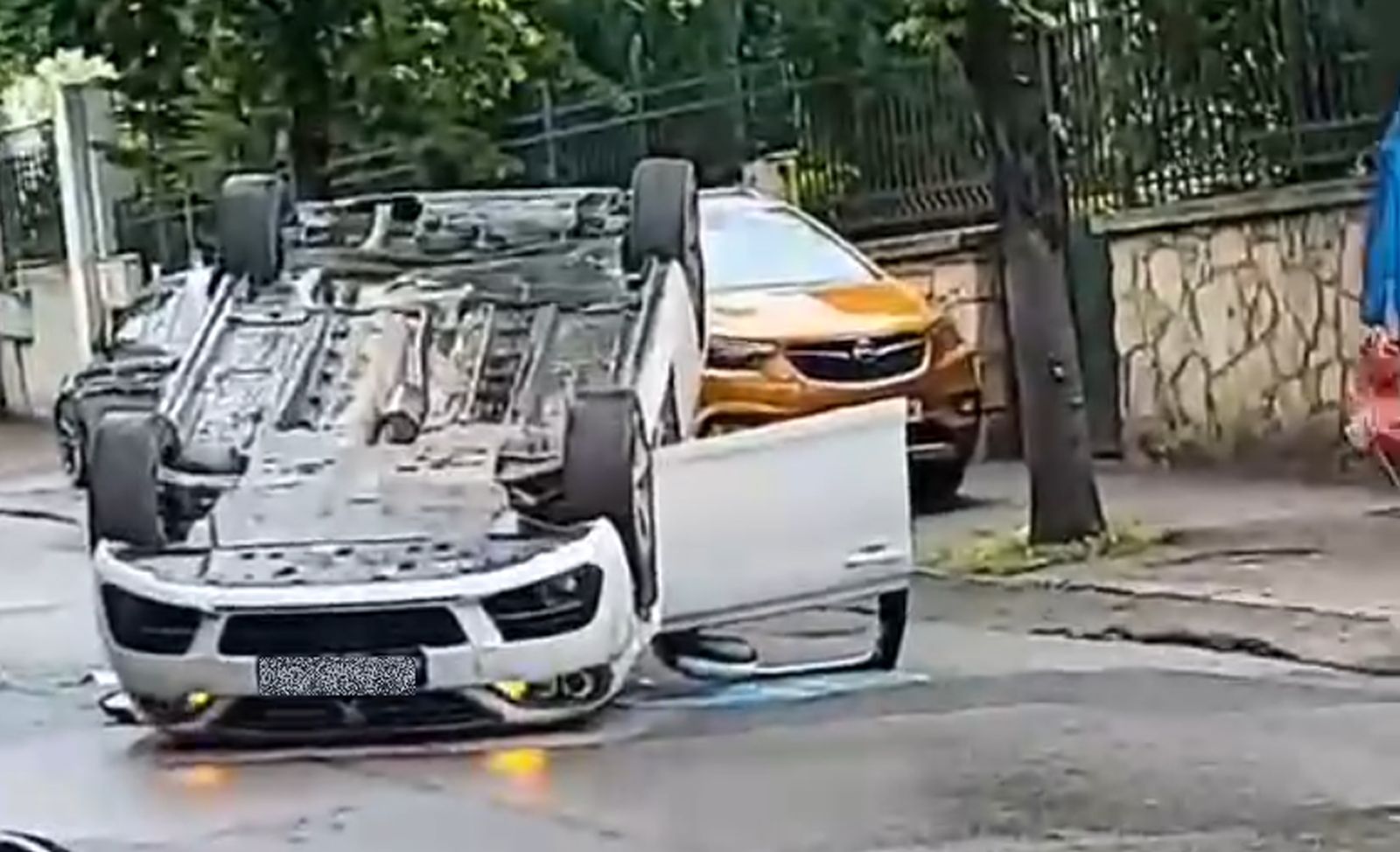 VIDEO Șoferul-cascador care a ajuns cu roțile în sus pe o stradă din Cluj, reținut. S-a urcat la volan rupt de beat și a provocat panică în trafic