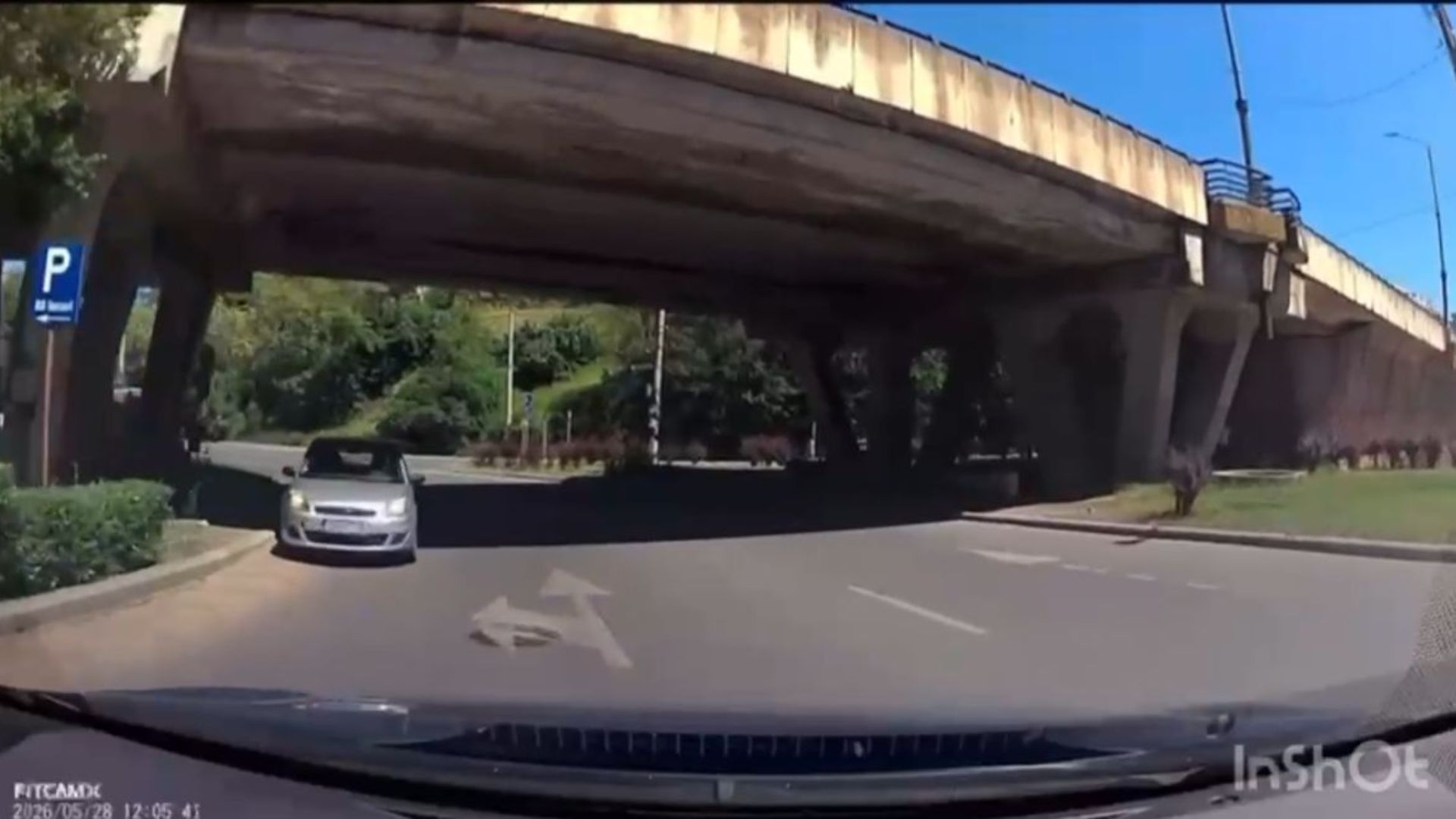 VIDEO Trafic dat peste cap în Cluj! Sub podul Calvaria, un șofer „pierdut” a intrat pe contrasens și a pus în pericol tot traficul. „Omu îi pe Anglia”