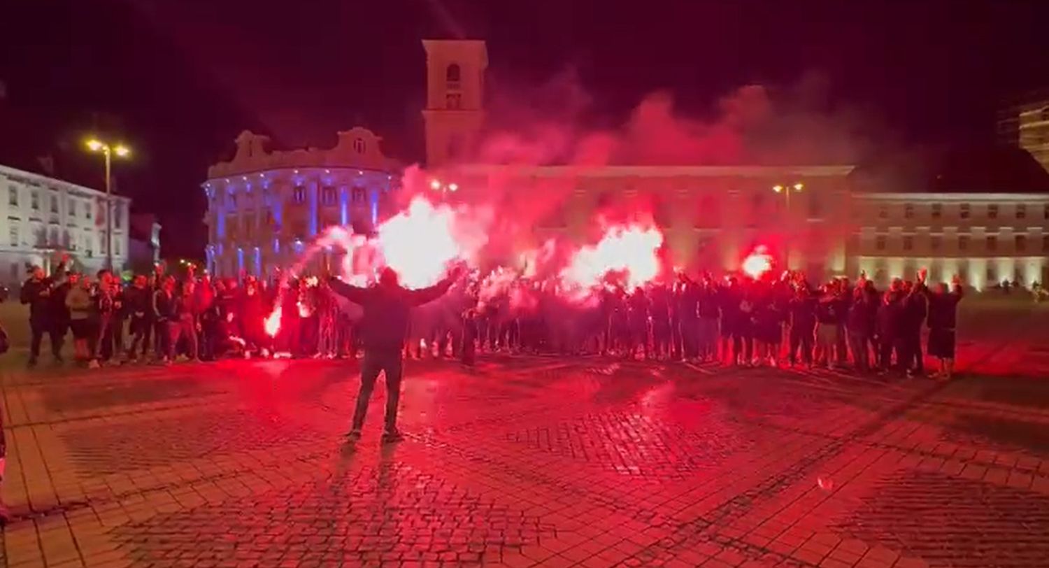 VIDEO. Ultrașii Universității Cluj au ocupat centrul Sibiului, cu 24 de ore înainte de finala Cupei: „Oo baby nu mă aștepta! Astăzi joacă U Cluj Napoca!”