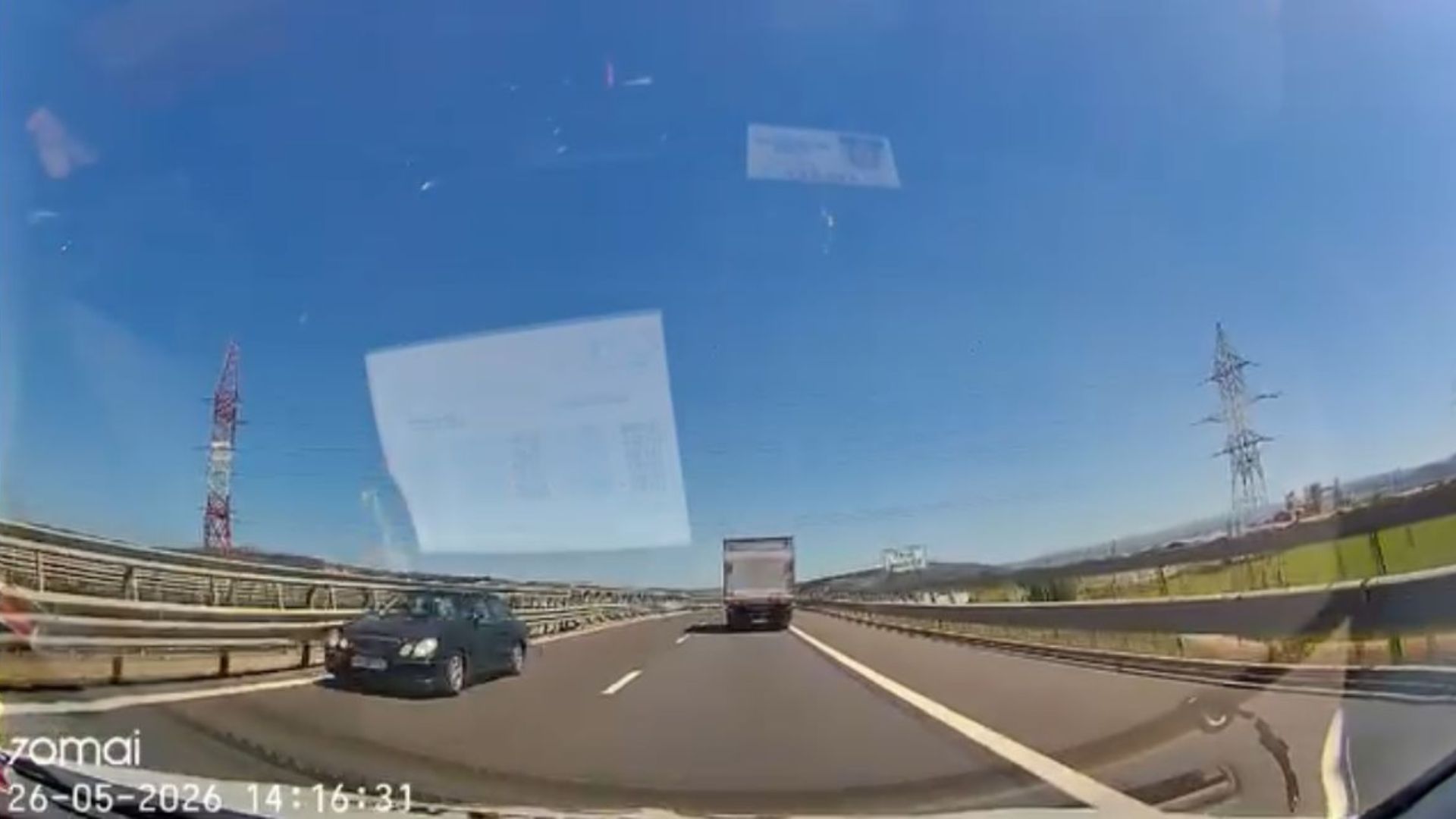 VIDEO. Un șofer „buclucaș” a mers zeci de kilometri pe contrasens pe autostradă: I s-a făcut rău când a văzut cum îl „premiază” poliția