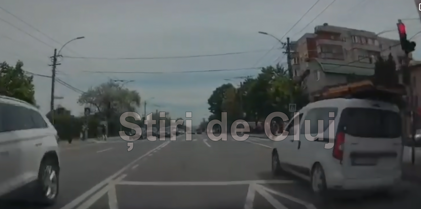 VIDEO. Un șofer inconștient a trecut pe roșu și era să spulbere azi mai mulți pietoni pe strada Aurel Vlaicu, în Cluj: „Roșu la semafor e pentru fraieri?!”