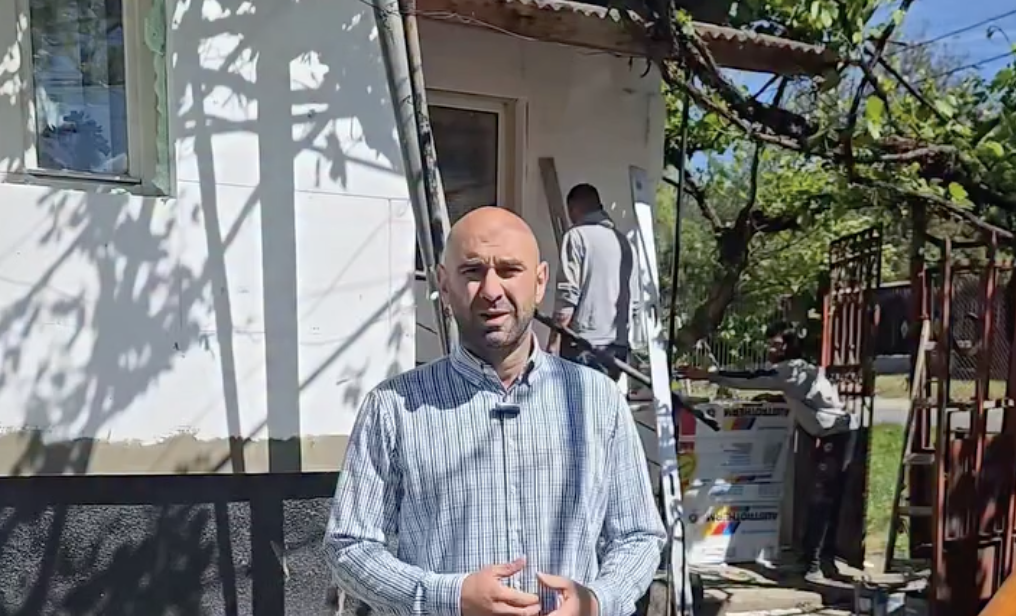 VIDEO. Zeci de case dintr-o comună din Cluj intră în reabilitare energetică: Izolație, geamuri termopan și panouri fotovoltaice, pe bani europeni