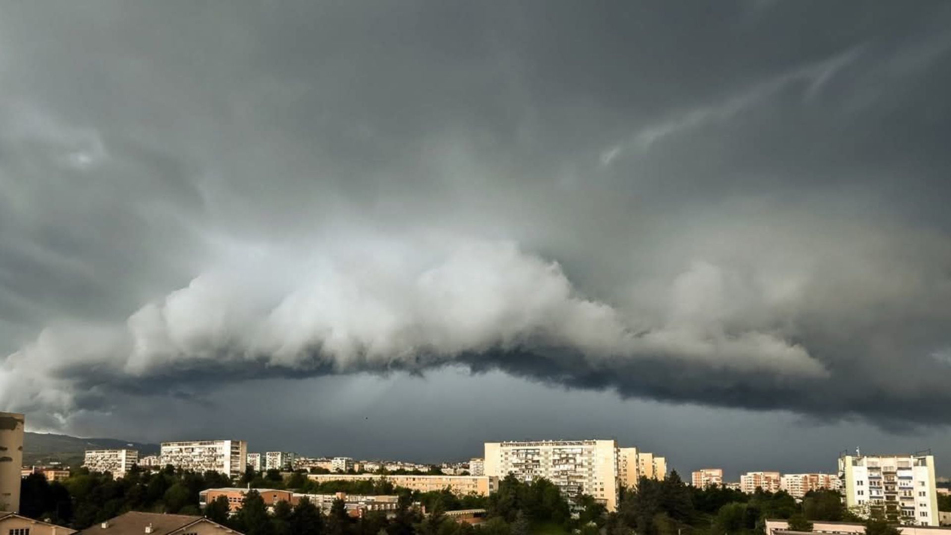 Vine prăpădul peste România! ANM anunță furtuni, grindină, vijelii și o răcire bruscă a vremii în aproape toată țara. COD GALBEN în Cluj