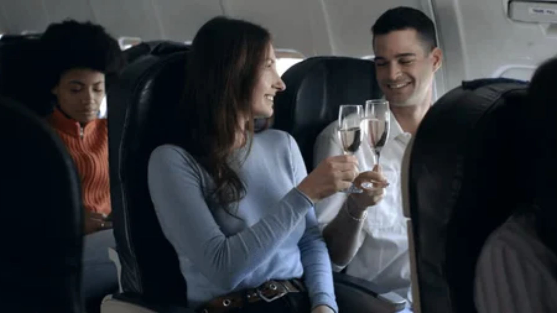 Zboruri deviate aproape zilnic din cauza pasagerilor beți: Șeful Ryanair cere măsuri radicale și interzicerea alcoolului dimineața în aeroporturi