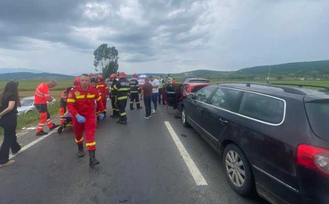 A fost activat Planul Roșu pe DN1! 15 persoane și patru mașini au fost implicate într-un accident grav. Traficul rutier, blocat complet