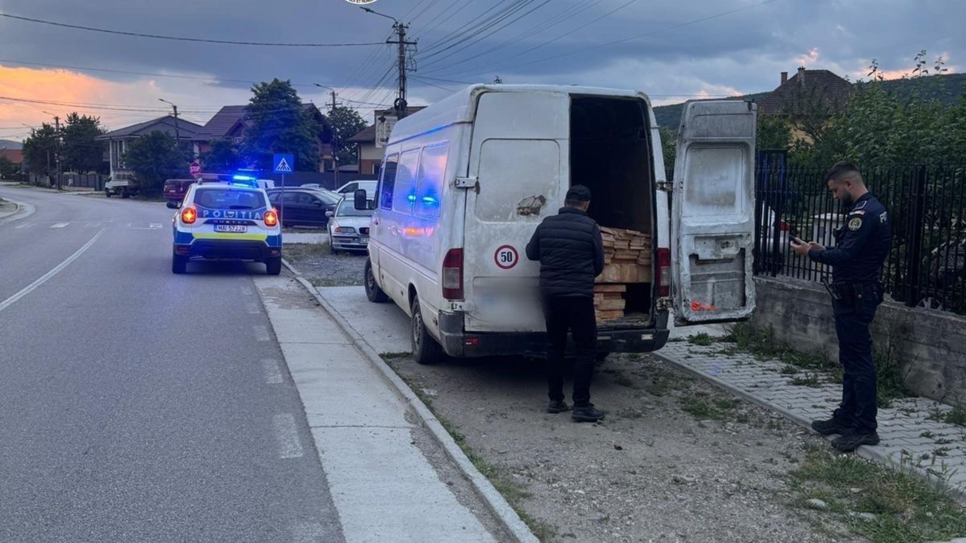 A fost prins cu lemn fără acte pe drumurile din Cluj! Un bărbat de 60 de ani din Florești a rămas fără marfă și a fost amendat usturător