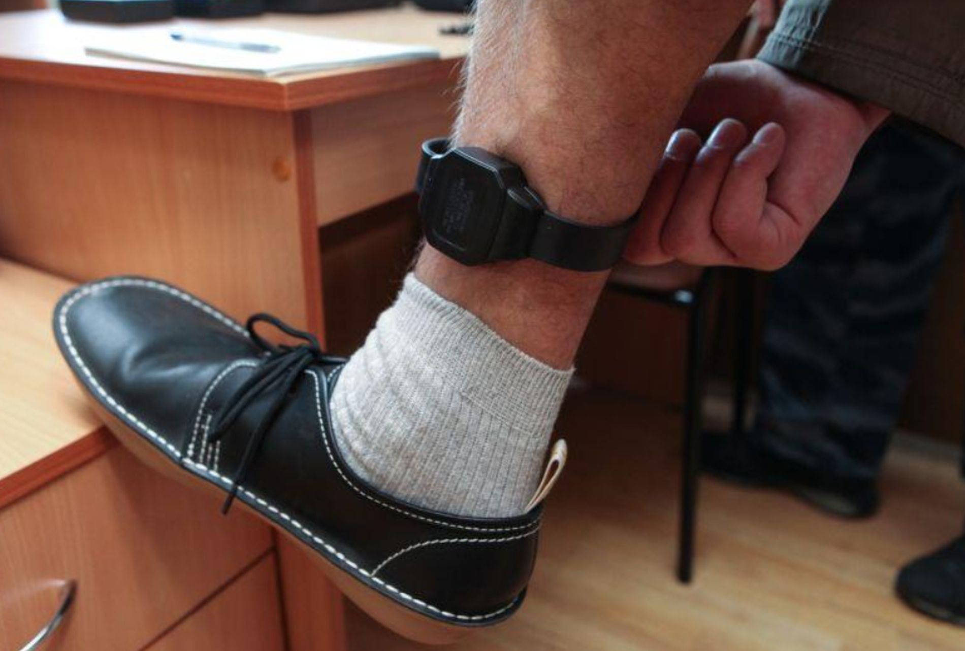 A rupt brățara electronică și a dispărut! Un bărbat din Câmpia Turzii, aflat sub control judiciar pentru încălcarea unui ordin de protecție, a fost arestat
