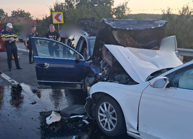 Accident grav în Cluj! Două persoane au rămas încarcerate după impactul dintre două mașini