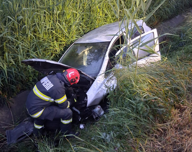Accident în Cluj la prima oră a dimineții: O șoferiță a rămas încarcerată după ce mașina a fost proiectată într-un șanț. Pompierii au scos-o cu dificultate