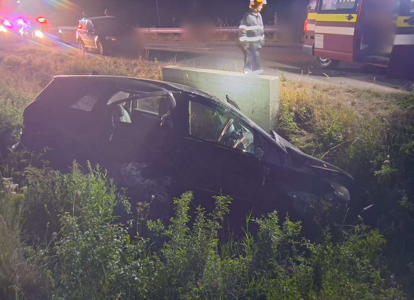 Accident în Cluj: Un tânăr de 25 de ani și un adolescent de 15 ani au fost răniți, după ce mașina în care se aflau a zburat de pe drum și s-a răsturnat