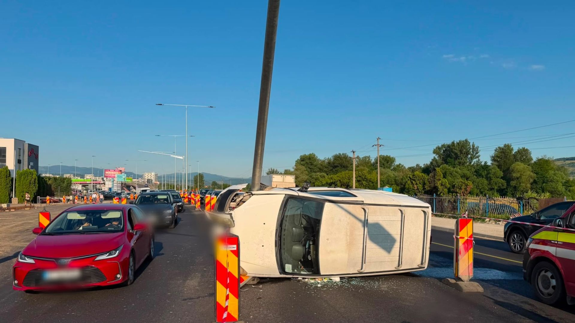 Accident în Florești: Un clujean de 28 de ani a intrat cu mașina direct într-un stâlp de electricitate în această dimineață. Cum s-a produs incidentul