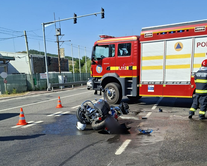 Accident în Jucu, Cluj: Un motociclist și bărbat aflat în mașina implicată au fost răniți și transportați de urgență la spital