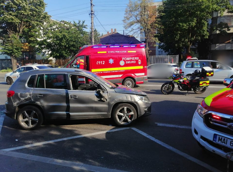 Accident pe Aurel Vlaicu, în Cluj-Napoca, în urmă cu puțin timp. UPDATE: Trei răniți, din care doi blocați în mașină, extrași de pompieri