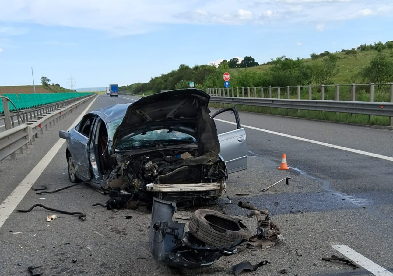 Accident pe Autostrada A3, sensul Gilău-Turda. Un șofer a scăpat ca prin urechile acului, după ce mașina s-a făcut praf. Și-a mâncat norocul în viața asta!