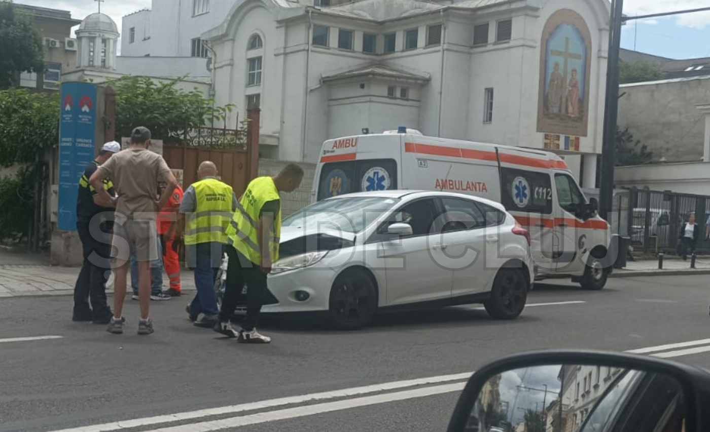 Accident pe Moților în Cluj-Napoca! Ambulanță implicată în impactul violent cu o mașină. Mai multe persoane primesc îngrijiri medicale